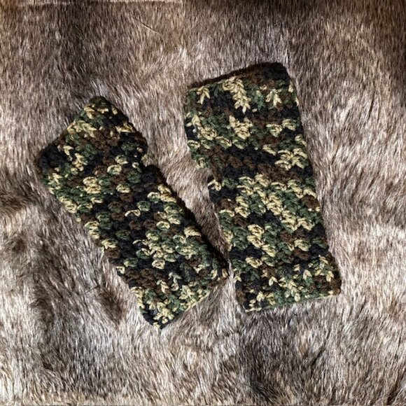 Hand Knit / Crochet Camo Fingerless Texting Gloves NEW - Picture 3 of 5